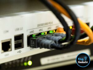 Read more about the article Das Internet: Vom militärischen Netzwerk zum globalen Dorf